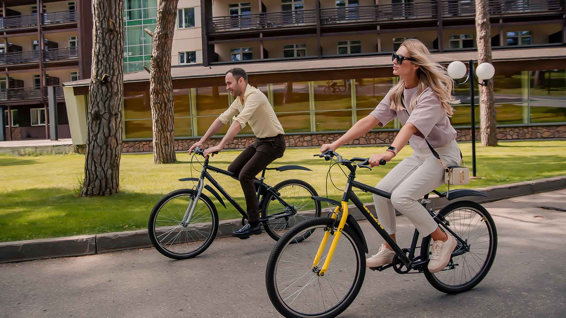 Молодая пара катается на велосипедах