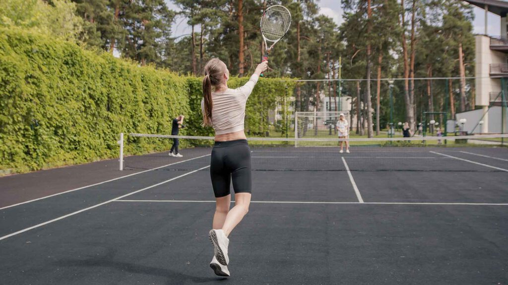 Молодая пара играет в большой теннис